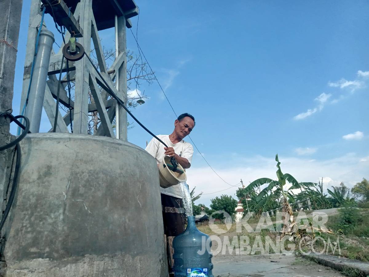 Tampak Atem (50) saat menimba air bersih di sumur Dusun Karangturi, Desa Karangdagangan, Kecamatan Bandarkedungmulyo, Jombang, Sabtu (16/10/2021). KabarJombang.com/M Faiz H/