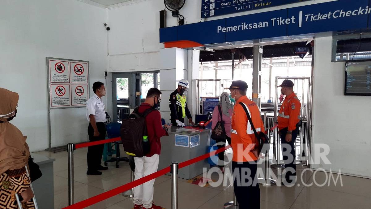 Pemeriksaan tiket calon penumpang kereta api di stasiun Jombang.