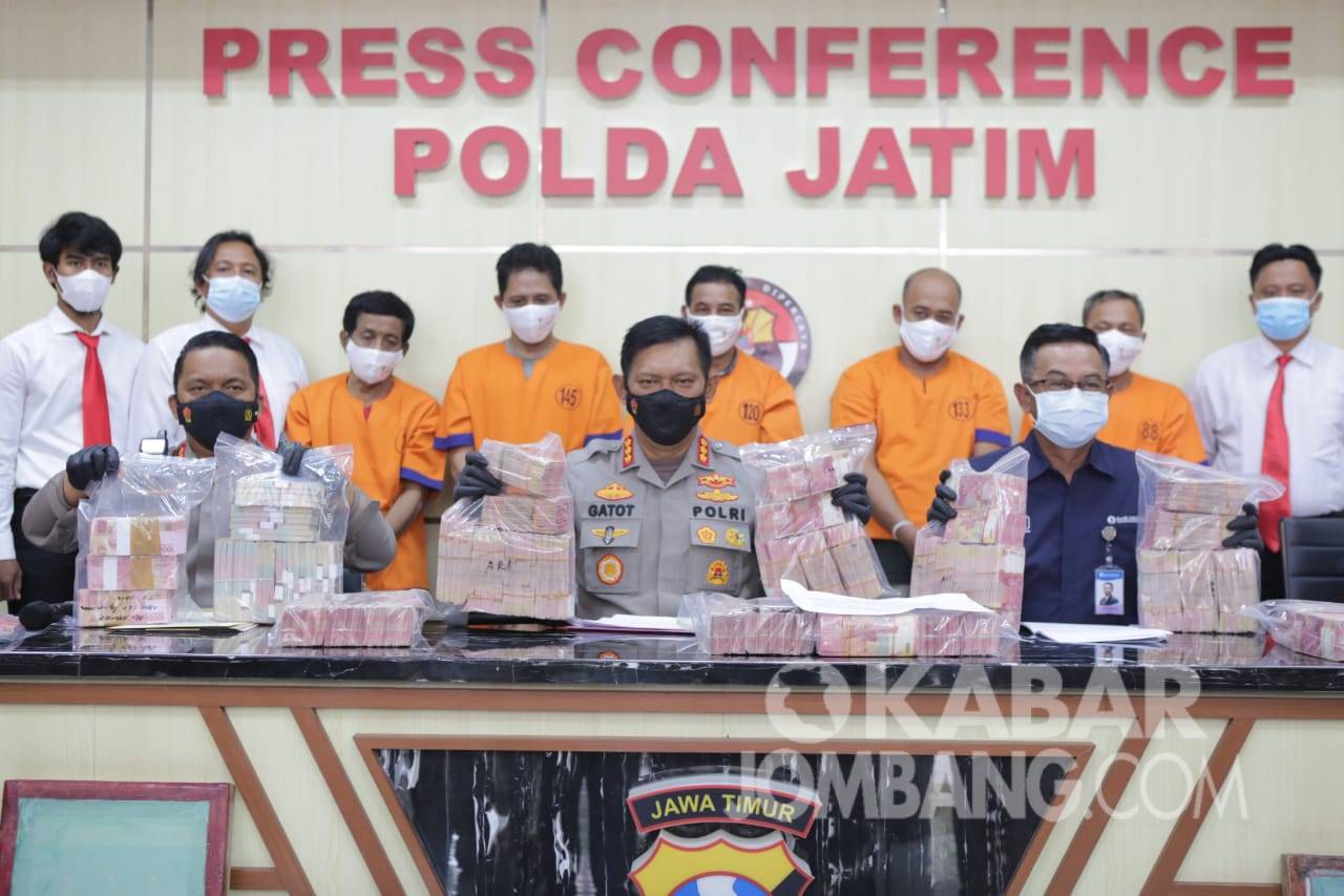 Dua warga Jombang dibekuk polisi bersama jaringan pengedar uang palsu saat rilis di Mapolda Jawa Timur, Kamis (7/10/2021). KabarJombang.com/istimewa/