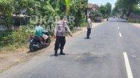 Kapolsek Mojowarno, AKP Yogas saat olah TKP kejadian laka tunggal di jalan raya Desa Catakgayam, Kecamatan Mojowarno, Kabupaten Jombang, Senin (4/10/2021). KabarJombang.com/M Faiz/