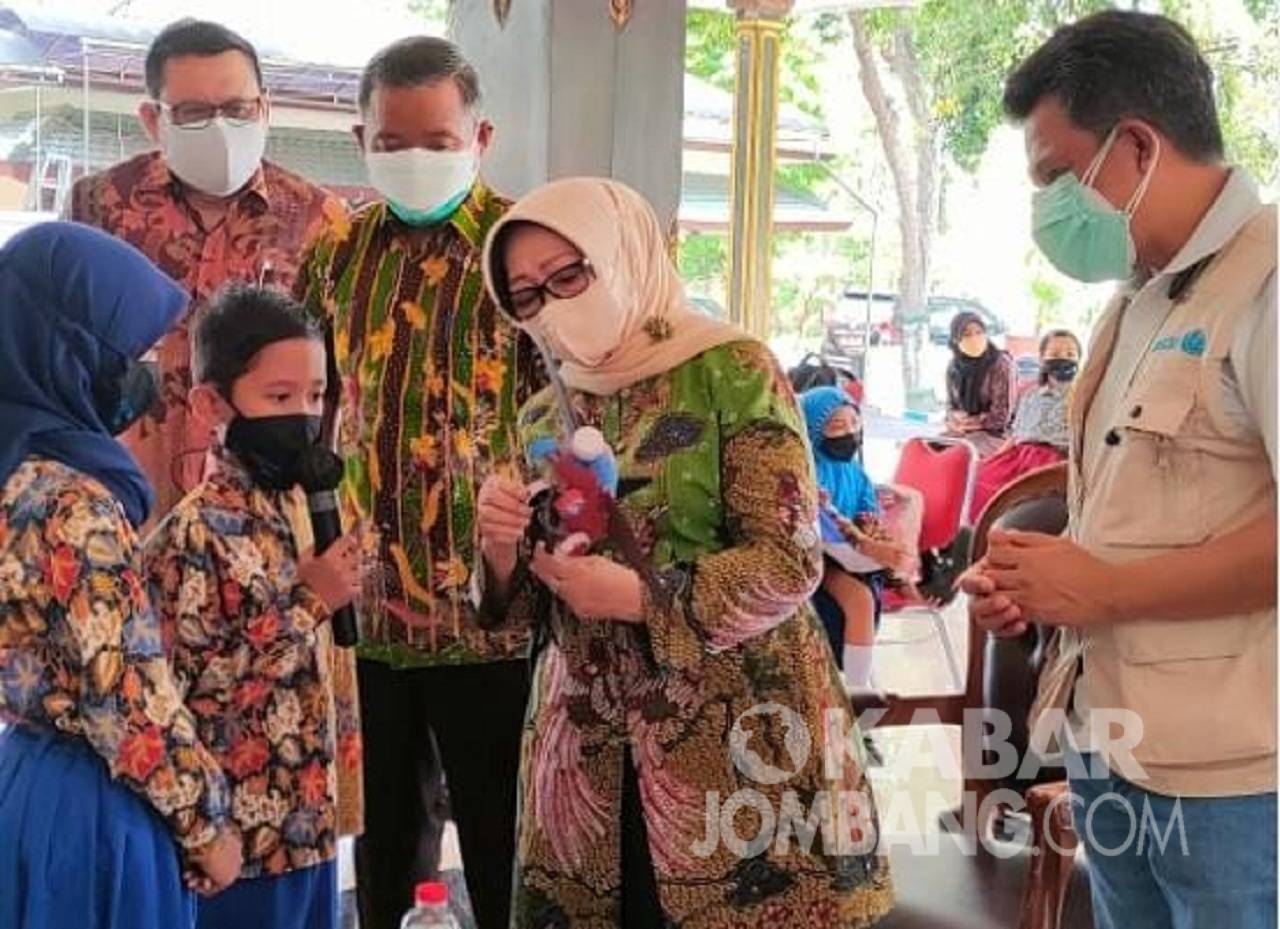 Bupati Mundjidah Wahab Terima Instalasi Seni Kampanye 3M Anak Desa Tanjung Wadung Kabuh