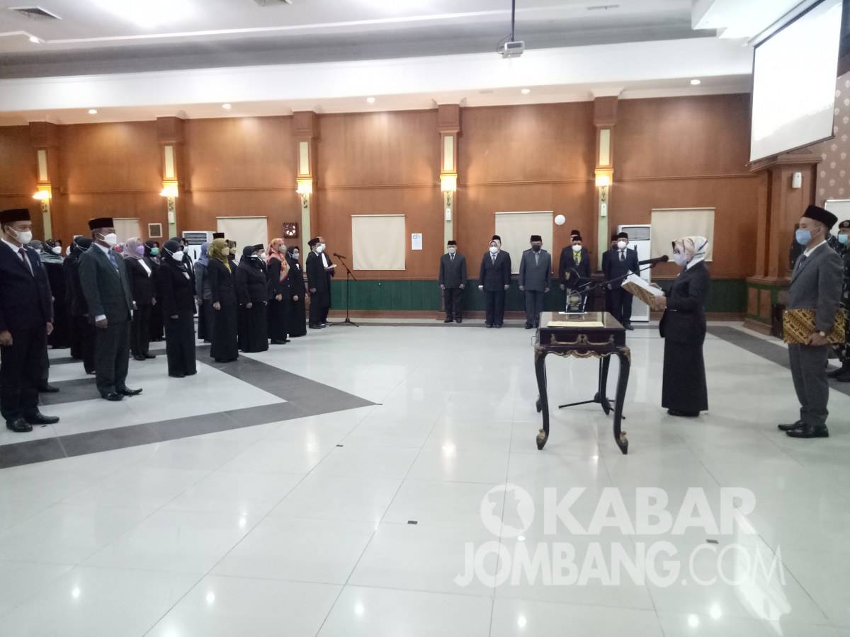Bupati Jombang Mundjidah Wahab melantik lima kepala OPD, Selasa (12/10/2021). KabarJombang.com/Diana Kusuma/