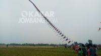Layang-layang panjang seratus meter diterbangkan di Bareng, Kabupaten Jombang.