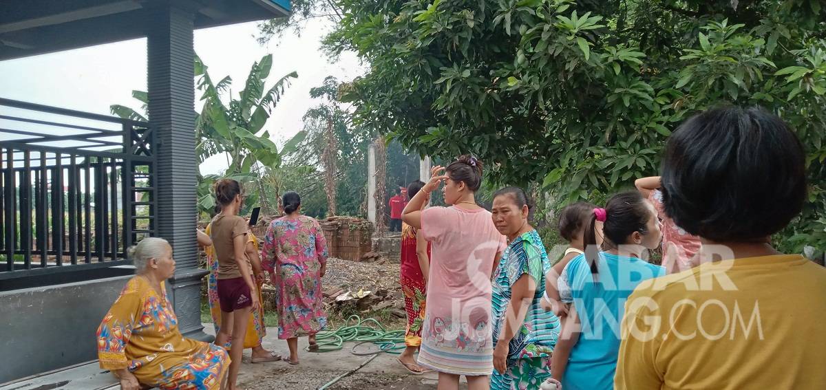 Warga menyaksikan proses pemadaman rumpun bambu Dusun Dayu, Desa Tunggorono, Kabupaten Jombang yang terbakar, Rabu (20/10/2021). KabarJombang.com/Fa'iz/.