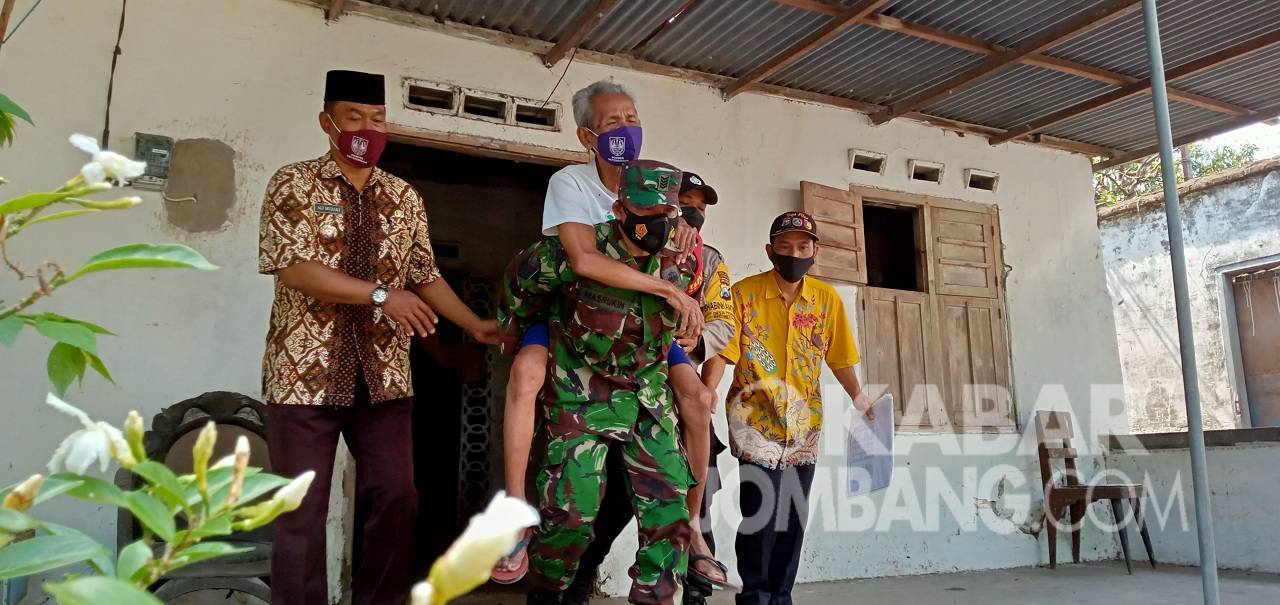 Aksi Anggota Polisi dan TNI di Jombang Gedong Lansia untuk Vaksin Covid-19