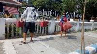 Aksi bersih-bersih sampah para PKL Jombang Kuliner di sepanjang area berjualan, Selasa (26/10/2021). KabarJombang.com/Diana Kusuma/