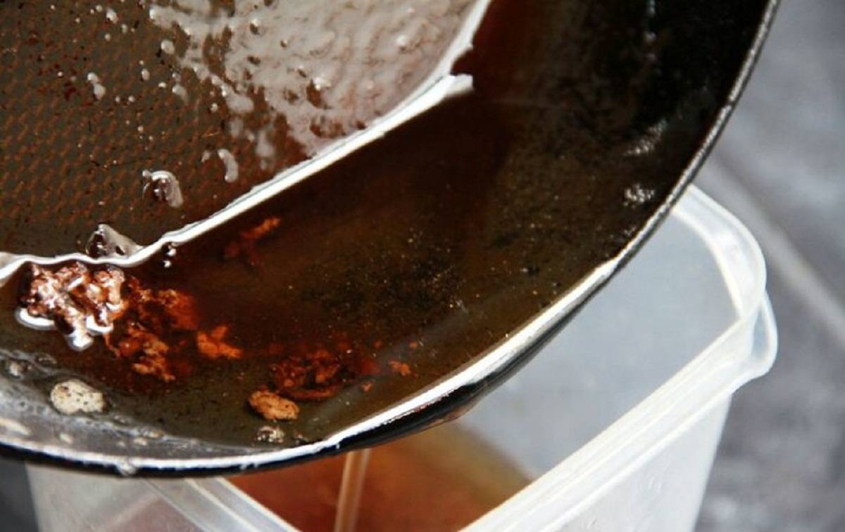 Cara menyimpan minyak goreng bekas.