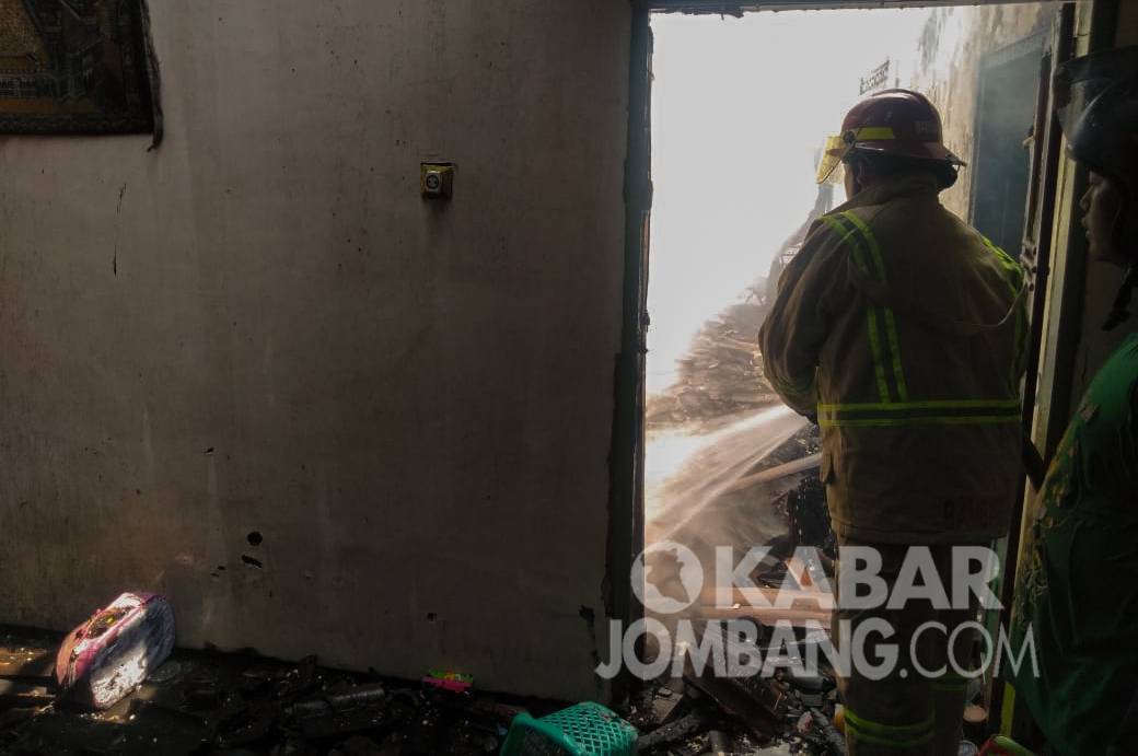 Tampak petugas pemadam kebakaran Jombang saat berusaha mematikan api yang melalap sebuah rumah kontrakan di Desa Blimbing, Kesamben, Jombang.