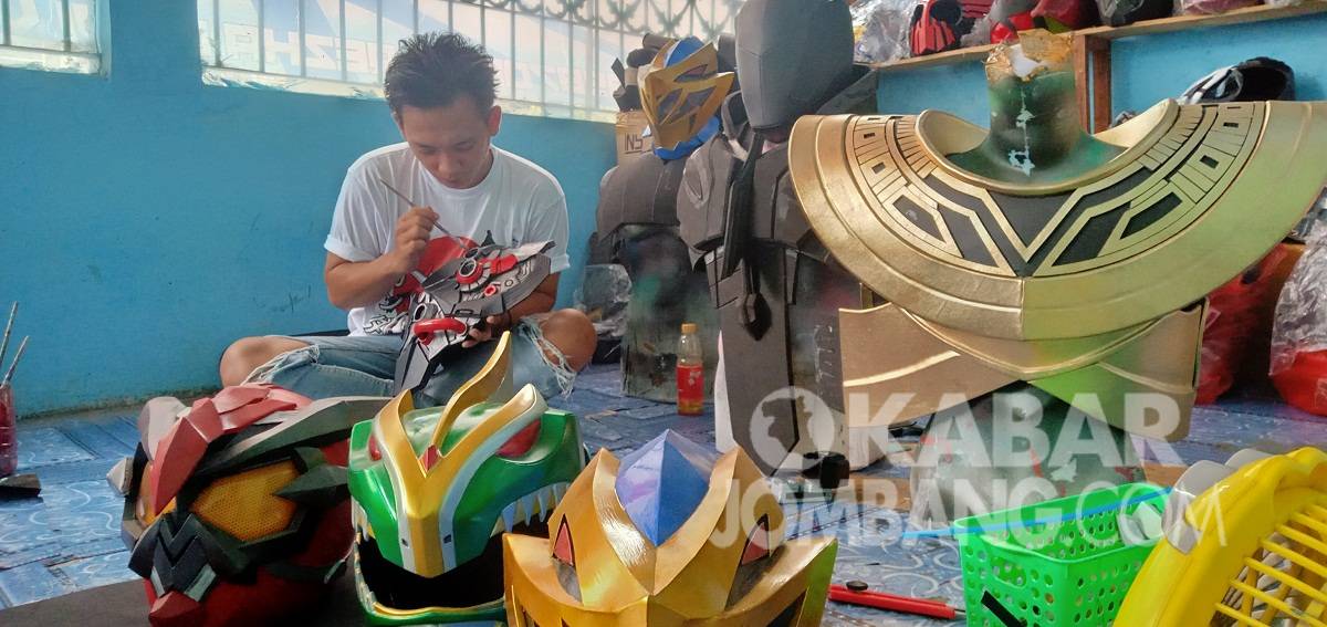 Tampak Rezza Andi Faizal (28), salah satu pengrajin Cosplay asal Desa Sambungdukuh, Kabupaten Jombang saat melukis helm Cosplay milik pelanggan, Minggu (24/10/2021).