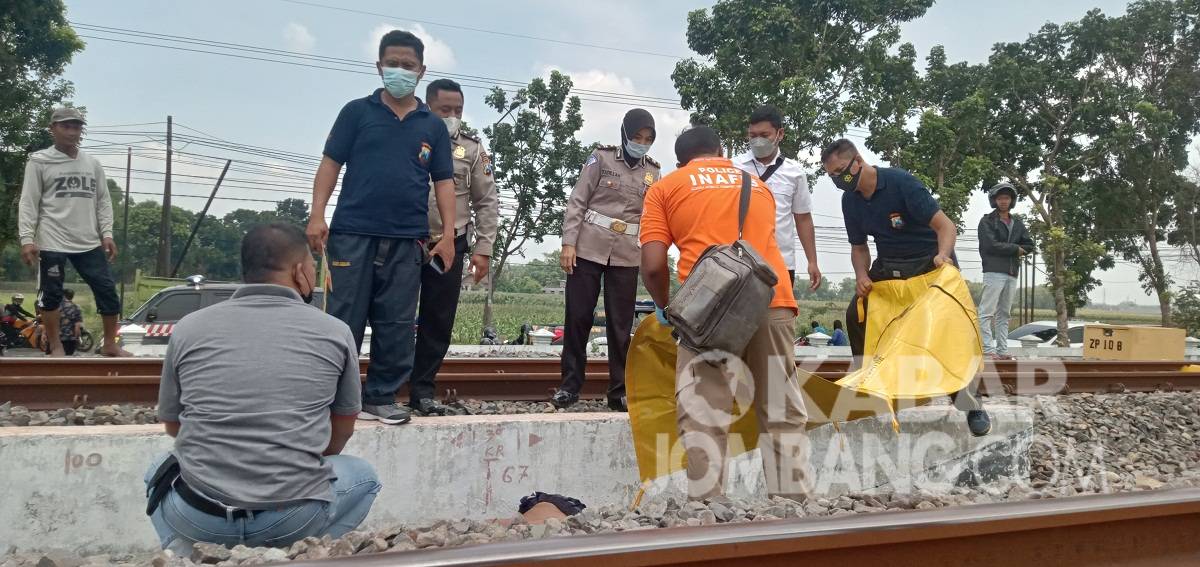 Proses evakuasi pria tanpa identitas tewas tertabrak KA di Glagahan, Kecamatan Perak, Jombang, Jumat (29/10/2021). KabarJombang.com/M Faiz H/