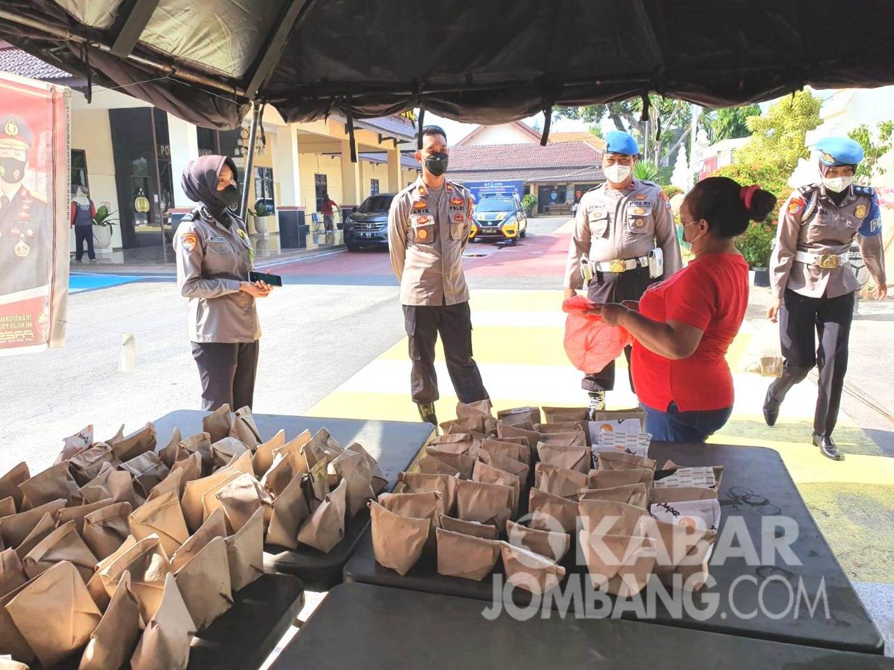 olres Jombang membagikan ratusan nasi bungkus 'Jumat Berkat'