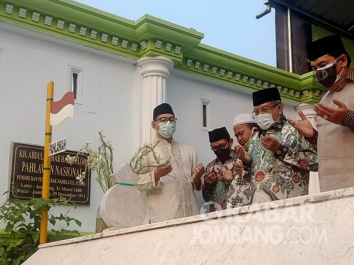 Ketua Umum (Ketum) Pengurus Besar Nahdlatul Ulama (PBNU) dua periode, KH Said Aqil Siradj (kedua kanan) saat berziarah ke makam Hadratussekh KH Abdul Wahab Chasbullah di Tambakberas, Jombang, Kamis (7/10/2021). KabarJombang.com/Fa'iz/