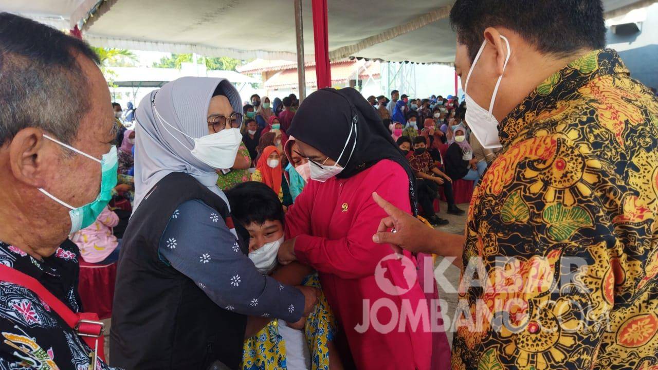Anggota Dewan Perwakilan Rakyat Republik Indonesia (DPR RI), Sadarestuwati (kedua kanan) saat memantau vaksinasi Covid-19 di Wisata Bale Tani, Kecamatan Bareng, Kabupaten Jombang.