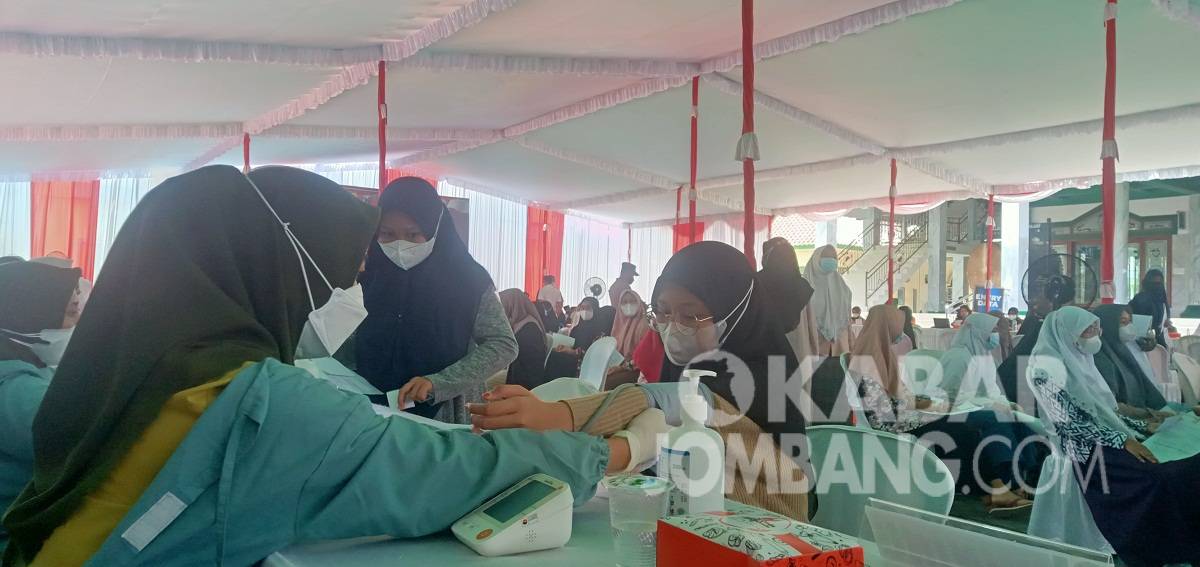 Sejumlah santri Mambaul Ma'arif Denanyar, Jombang saat melakukan vaksinasi Covid-19 dosis ke-dua, Rabu (6/10/2021). KabarJombang.com/Fa'iz/