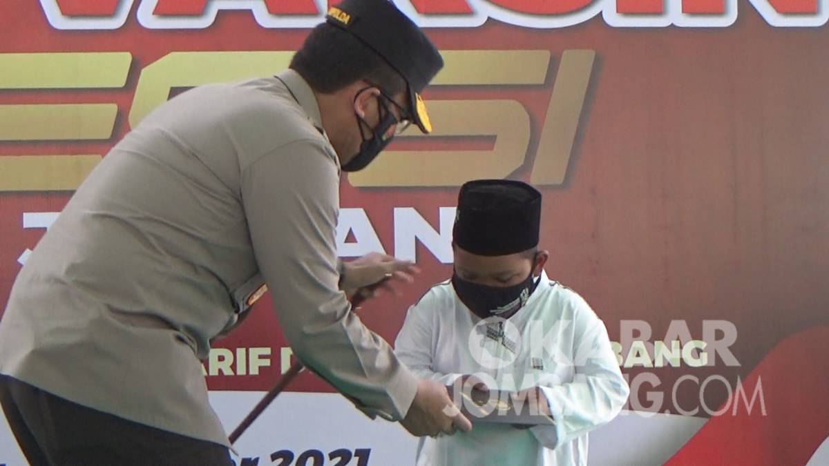 Kapolda Jatim, Irjen Pol Nico Afinta memberikan bantuan kepada santri anak Yatim di Pesantren Mambaul Ma'arif Denanyar Jombang yang ingin jadi Polisi, Rabu (6/10/2021). KabarJombang.com/Fa'iz/