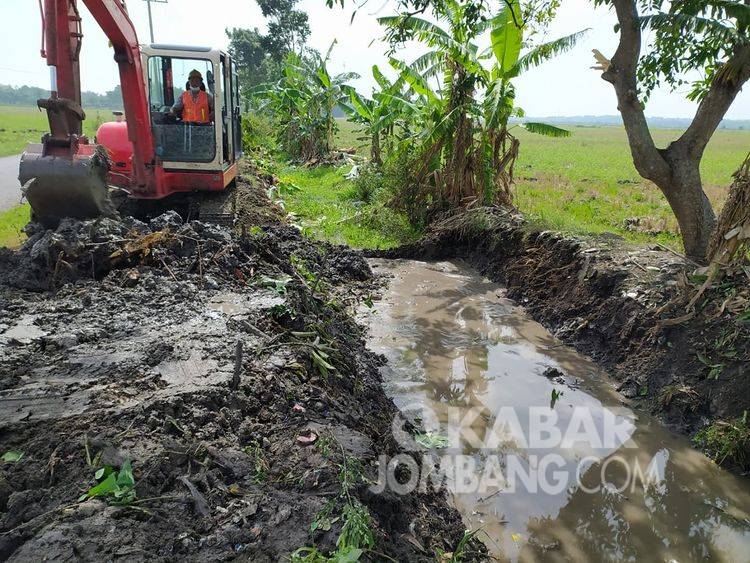 Antisipasi Banjir, Dinas PUPR Normalisasi Sepanjang Aliran Sungai di Jombang