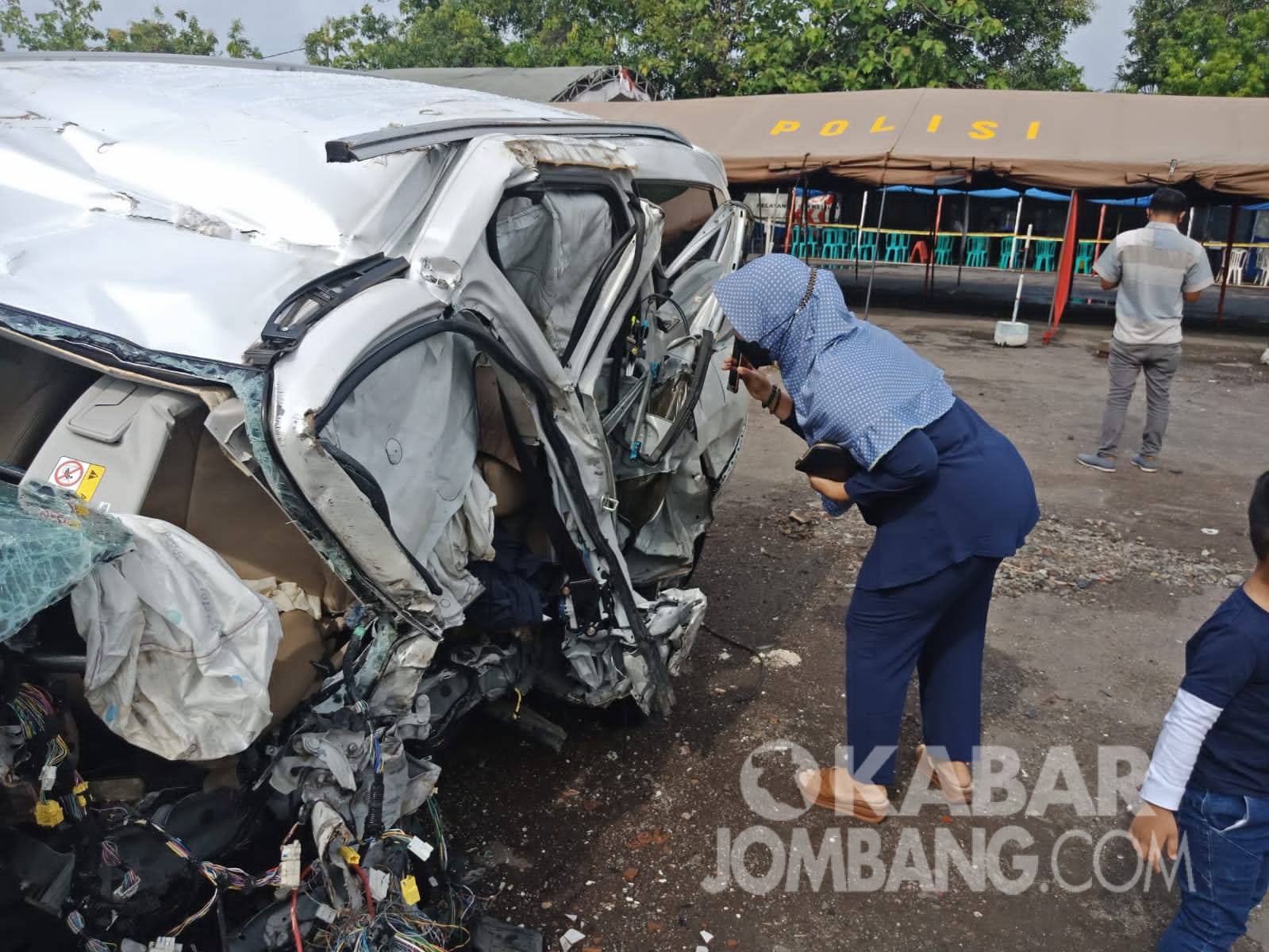 Mobil Ringsek Vanessa Angel di Satlantas Polres Jombang Jadi Ajang Selfie