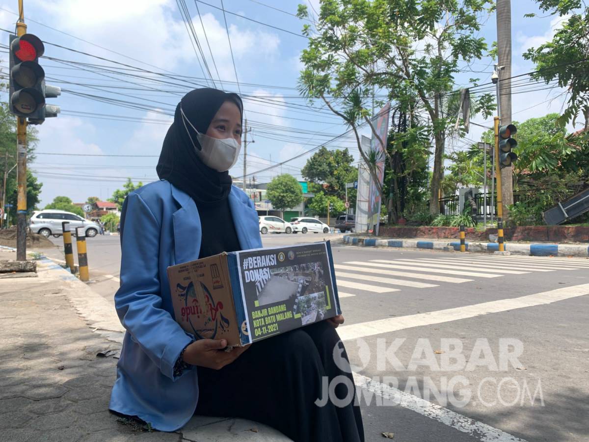 Mahasiswi Jombang melakukan galang dana untuk korban banjir bandang di Batu. KabarJombang.com/M Faiz H/