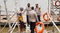 Antisipasi Kecelakaan, Polres Jombang Cek Perahu Penyeberangan di Sungai Brantas