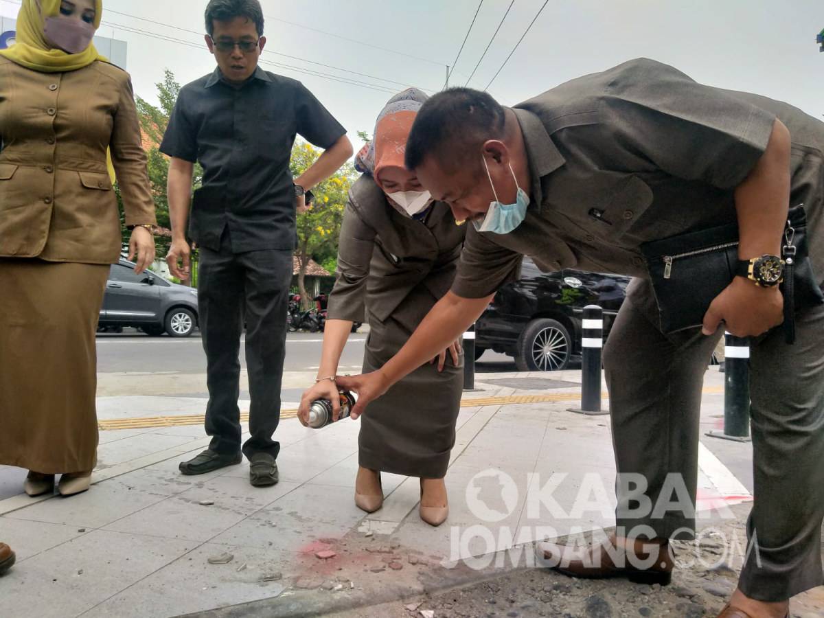 Wakil ketua DPRD komisi C, Miftahul Huda bersama anggotanya saat melakukan sidak rehabilitasi trotoar jalan KH Wahid Hasyim Jombang, Senin (8/11/2021). KabarJombang.com/Fa'iz/