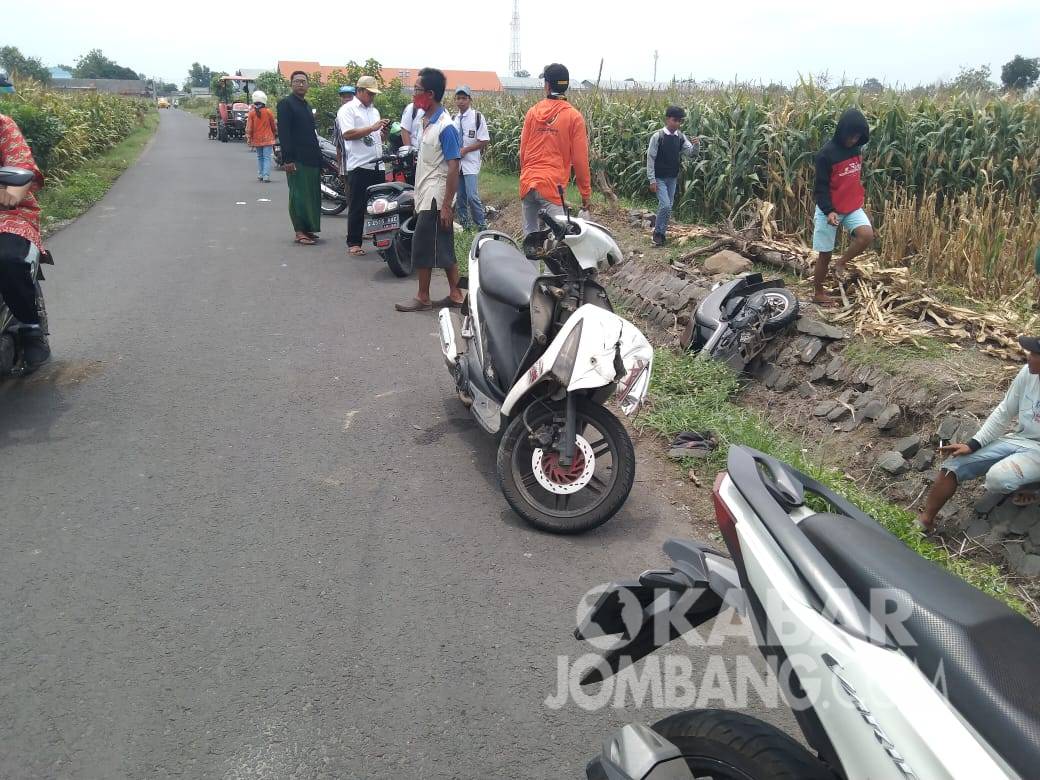 Kondisi motor setelah mengalami kecelakaan di Dapur Kejambon, Jombang, Rabu (17/11/2021). KabarJombang.com/M Faiz H/