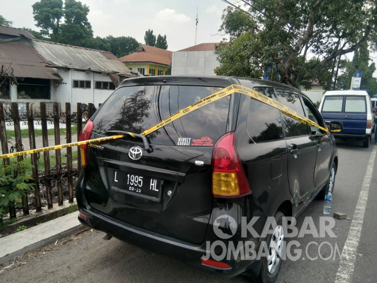 Tampak kondisi mobil korban tewas mendadak di jalan raya Desa Gambiran, Kecamatan Mojoagung saat diamankan oleh pihak kepolisian, Jum'at (19/11/2021). KabarJombang.com/Fa'iz/