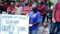 Ratusan buruh di Jombang saat gelar unjuk rasa kenaikan upah minimum di halaman kantor DPRD Jombang, Jumat (19/11/2021). KabarJombang.com/Fa'iz/