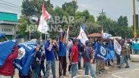 Geruduk Kantor Disnakertrans, Puluhan Buruh di Jombang Tuntut Kenaikan Upah 10 Persen