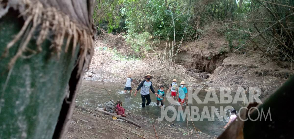 Sejumlah santri santri membersihkan sampah di aliran sungai untuk mengantisipasi banjir di dusun Bean Kecamatan Diwek, Jombang. KabarJombang.com/M Fa'iz H/