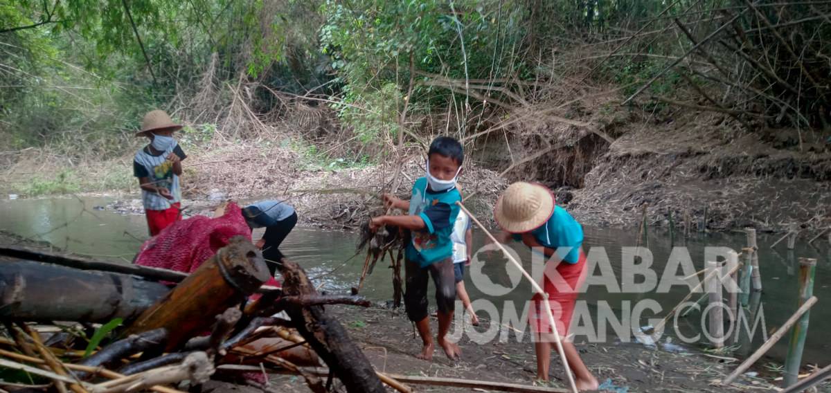 Sejumlah santri santri membersihkan sampah di aliran sungai untuk mengantisipasi banjir di dusun Bean Kecamatan Diwek, Jombang. KabarJombang.com/M Fa'iz H/