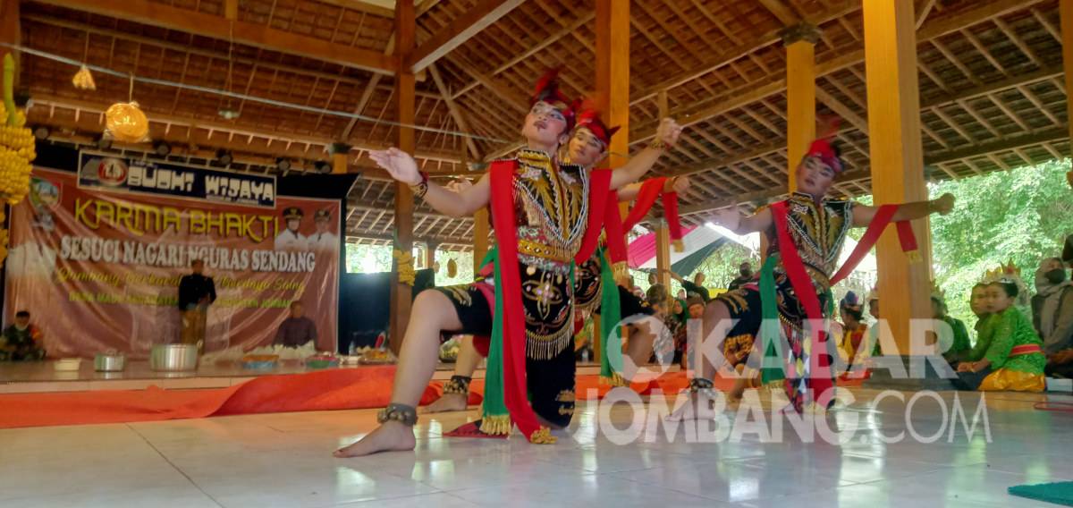 Tampak sejumlah penari Tarian Boletan Khas Jombang, saat tampil di acara sedekah bumi dan sesuci pengurasan Sendang Made, Sabtu (13/11/2021). KabarJombang.com/Fa'iz/