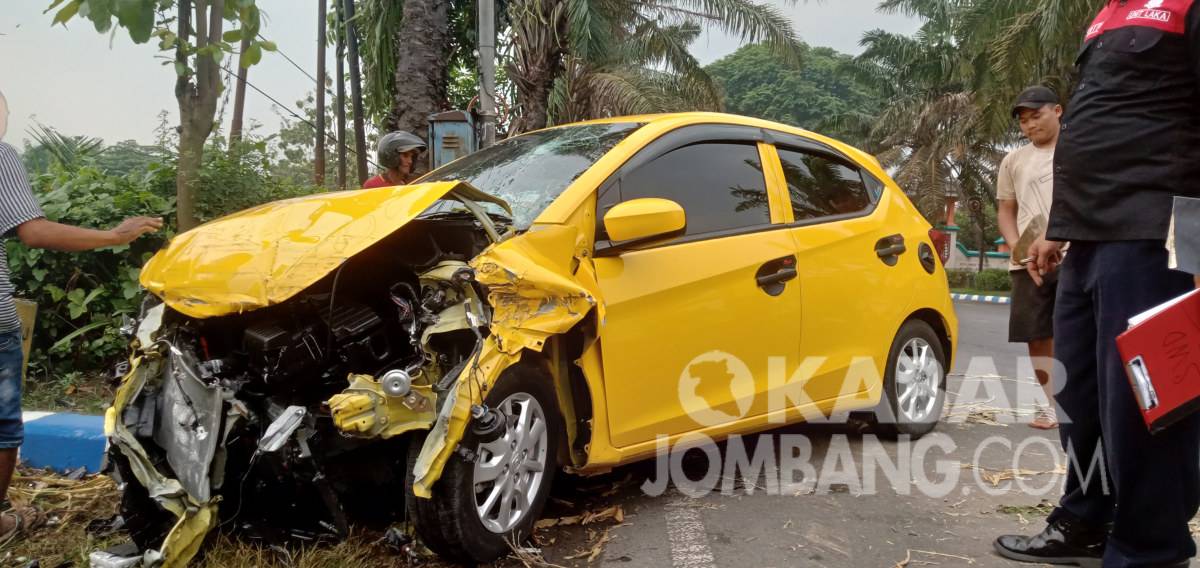 Tampak kondisi mobil, usai mengalami kecelakaan di Jalan Raya Dusun Tanggul, Desa Tunggorono, Kabupaten Jombang, Sabtu (13/11/2021). KabarJombang.com/Fa'iz