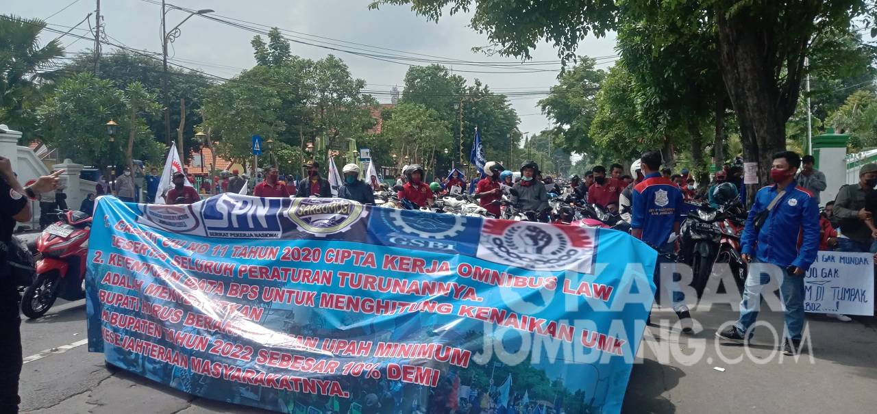 Merasa Dibohongi, Seratusan Buruh Demo Pemkab Jombang