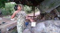 Warga Dusun Banyuasin, Ngusikan, Kabupaten Jombang mengambil air tawar di sumur tua. KabarJombang.com/M Faiz H/