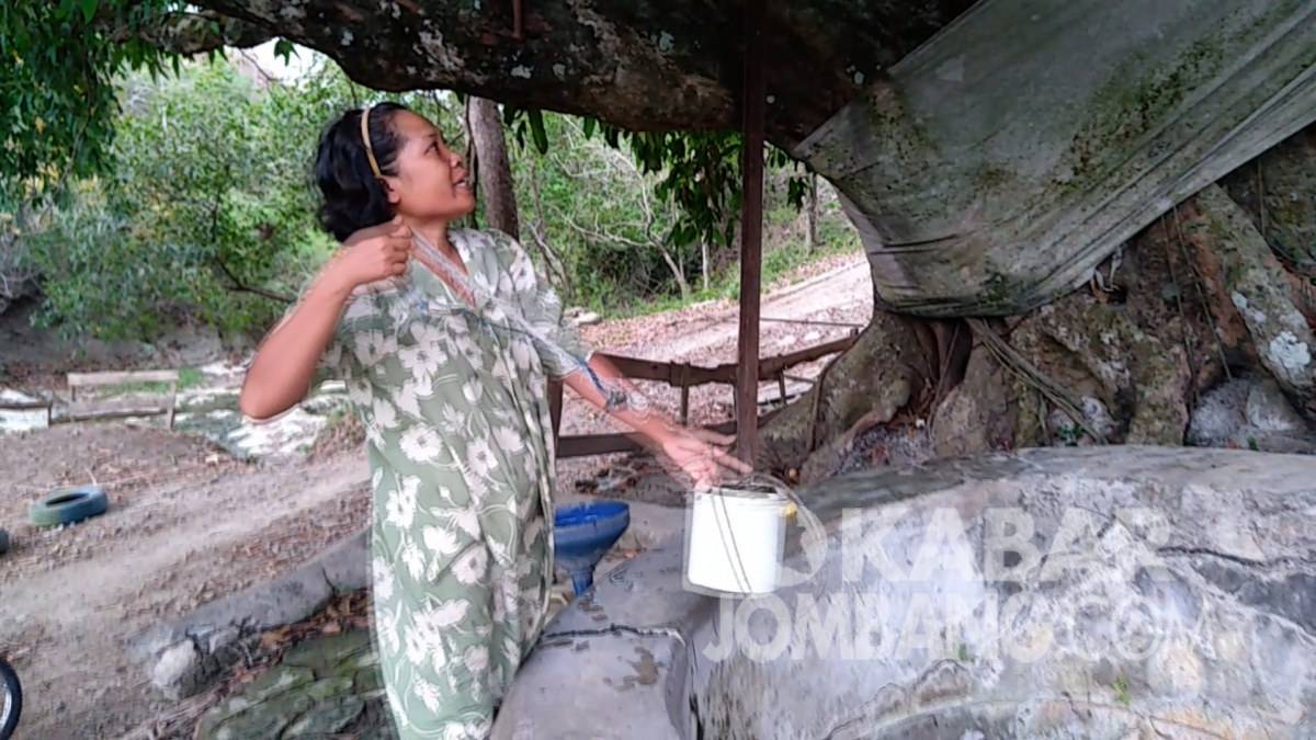 Warga Dusun Banyuasin, Ngusikan, Kabupaten Jombang mengambil air tawar di sumur tua. KabarJombang.com/M Faiz H/
