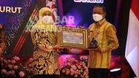 Pj Sekda Senen menerima penghargaan opini WTP 8 kali berturut-turut dari Gubernur Jawa Timur Khofifah Indar Parawansa mewakili Bupati Jombang Mundjidah Wahab.