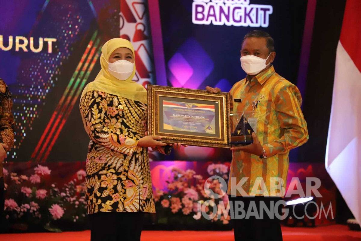 Pj Sekda Senen menerima penghargaan opini WTP 8 kali berturut-turut dari Gubernur Jawa Timur Khofifah Indar Parawansa mewakili Bupati Jombang Mundjidah Wahab.