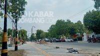 Keramik proyek rehabilitasi trotoar dan drainase di depan Sekolah Dasar Katolik Wijayana Jalan Wahid Hasyim Kabupaten Jombang, mulai retak, Selasa (02/11/2021). KabarJombang.com/M Fa'iz H/