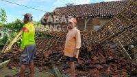 Warga gotong royong membantu membersihkan rumah yang rusak diterjang angin puting beliung di Dusun Puri, Desa Puri Semanding, Kecamatan Plandaan, Kabupaten Jombang, Jumat (26/11/2021). KabarJombang.com/M Faiz/