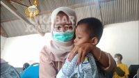 Tangis haru seorang ibu setelah kakinya dibasuh anaknya dalam peringatan Hari Ibu di Wisata Edukasi Ngusikan, Jombang, Rabu (22/12/2021). KabarJombang.com/M Faiz H/