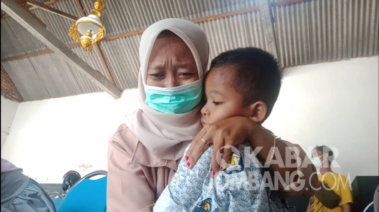 Tangis haru seorang ibu setelah kakinya dibasuh anaknya dalam peringatan Hari Ibu di Wisata Edukasi Ngusikan, Jombang, Rabu (22/12/2021). KabarJombang.com/M Faiz H/