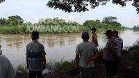 Warga menyaksikan pencarian pria tenggelam di sungai brantas Desa Brodot, Kecamatan Bandarkedungmulyo, Kabupaten Jombang, Rabu (1/12/2021). KabarJombang.com/Istimewa/