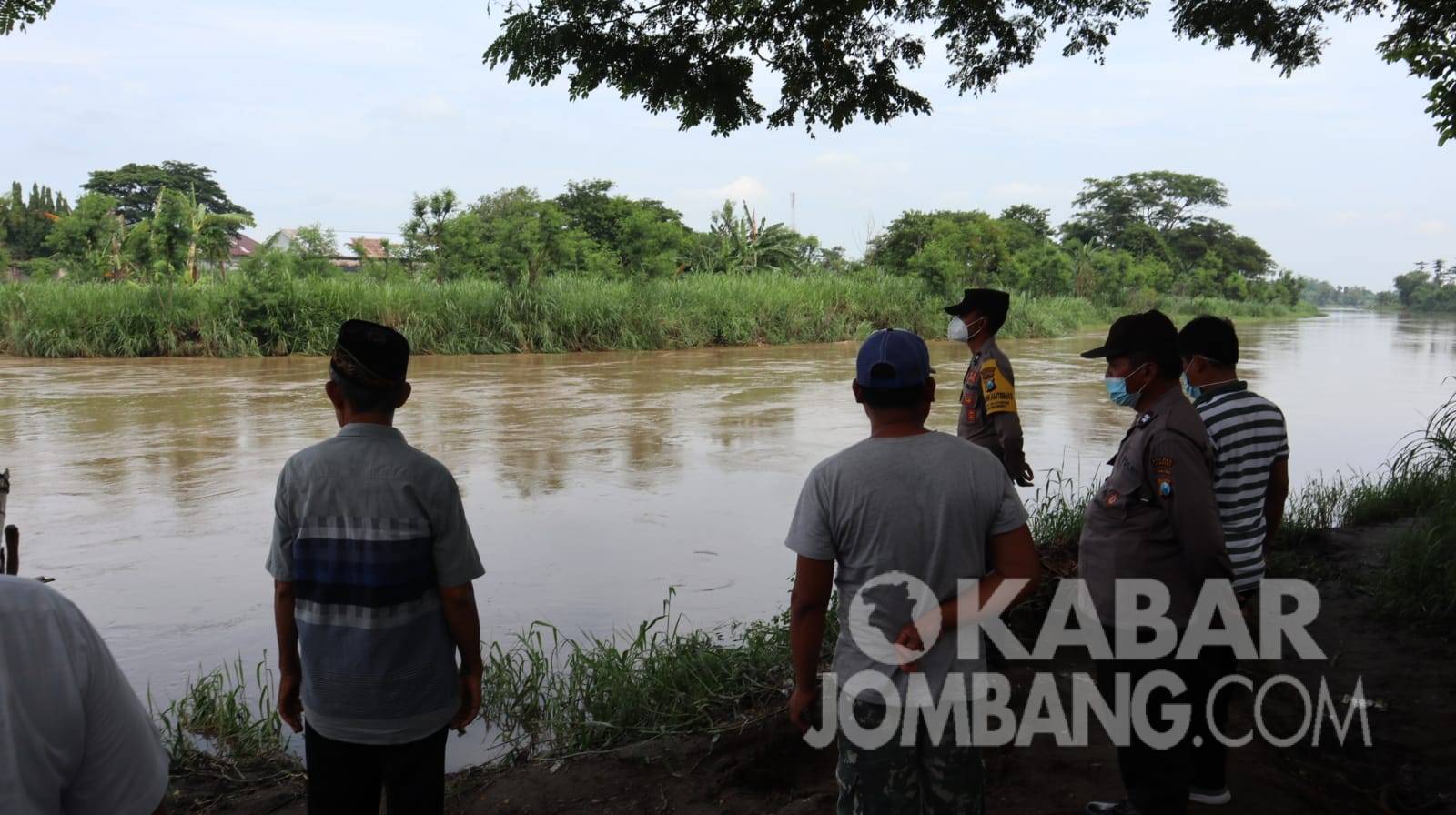 Warga menyaksikan pencarian pria tenggelam di sungai brantas Desa Brodot, Kecamatan Bandarkedungmulyo, Kabupaten Jombang, Rabu (1/12/2021). KabarJombang.com/Istimewa/