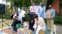 Sejumlah mahasiswa di Jombang saat melakukan galang donasi peduli korban bencana erupsi Semeru, dengan menampilkan musik akustik, Selasa (7/12/2021). KabarJombang.com/Fa'iz/