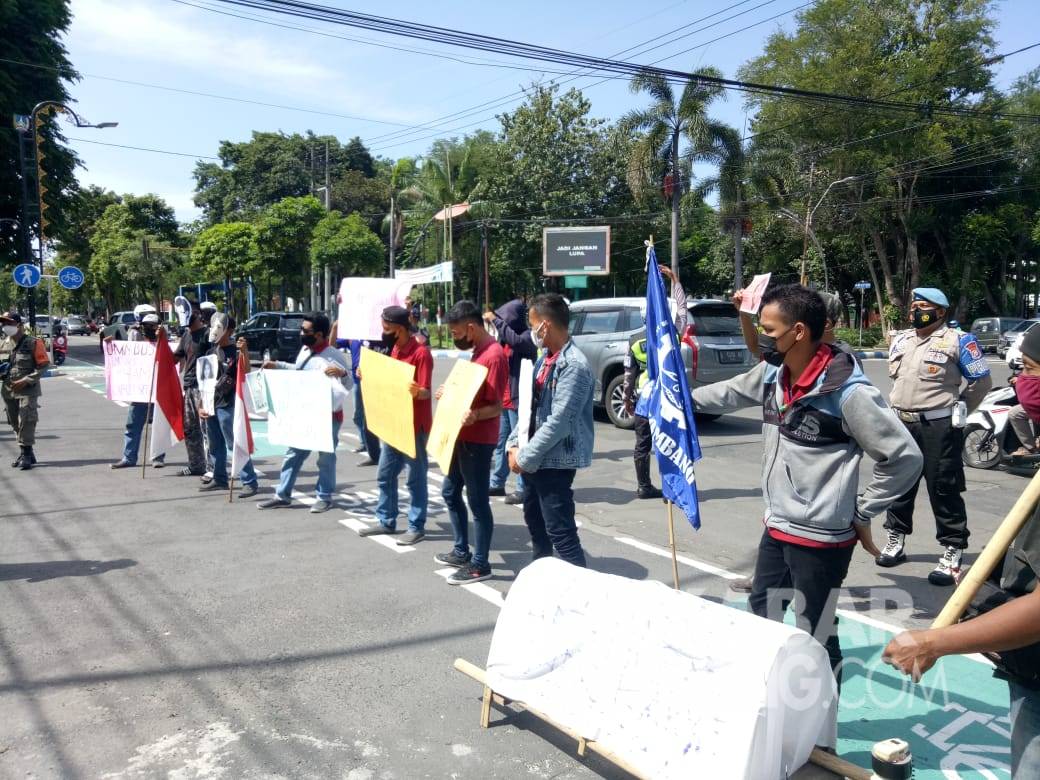 Tampak puluhan buruh di Jombang, saat gelar aksi unjuk rasa di Hari Hak Asasi Manusia (HAM) Sedunia, Jum'at (10/12/2021) KabarJombang.com/Fa'iz/