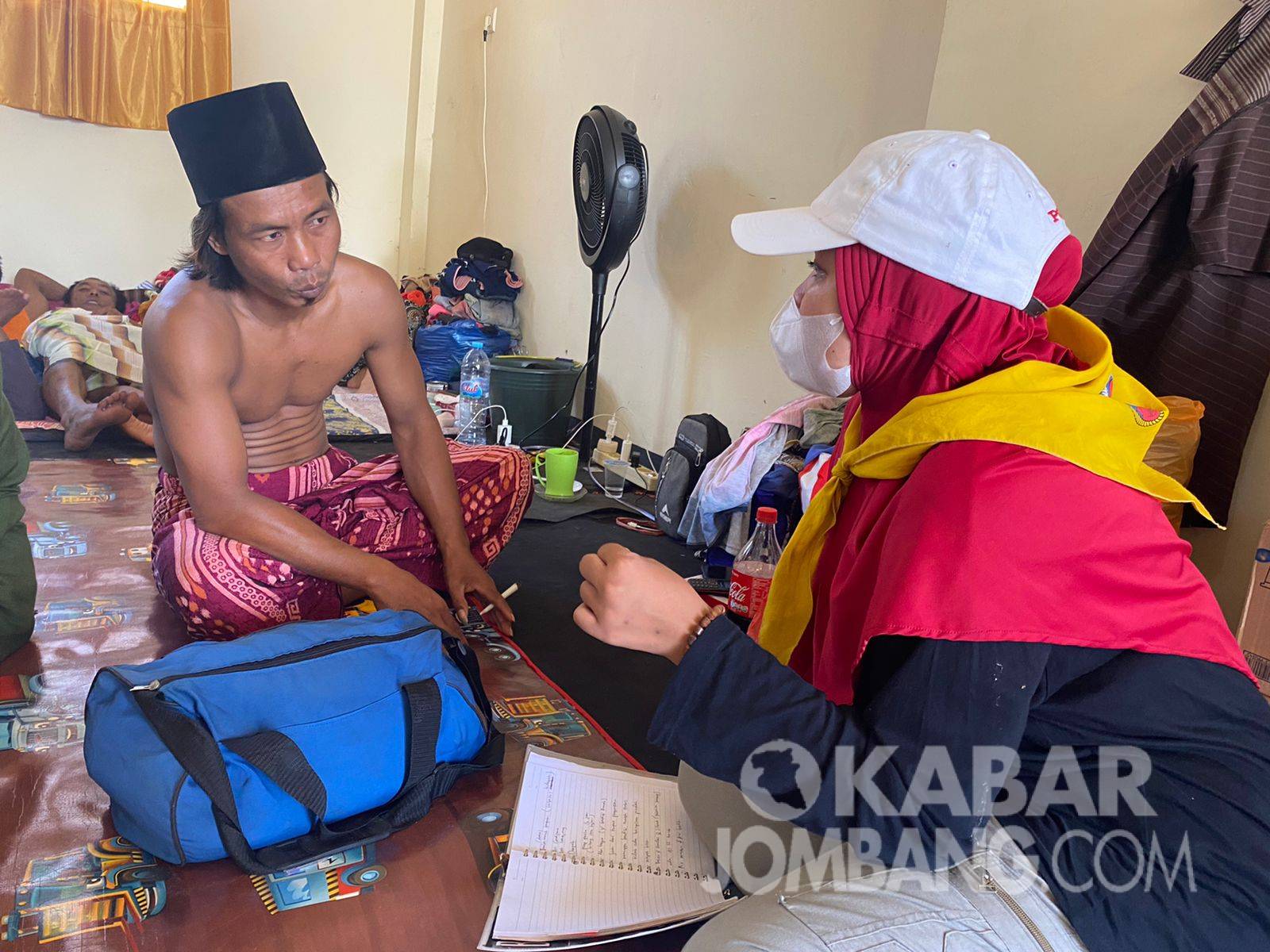 Ayu Andira, perempuan asal Kabupaten Jombang yang menjadi relawan bencana erupsi gunung Semeru di Kabupaten Lumajang.