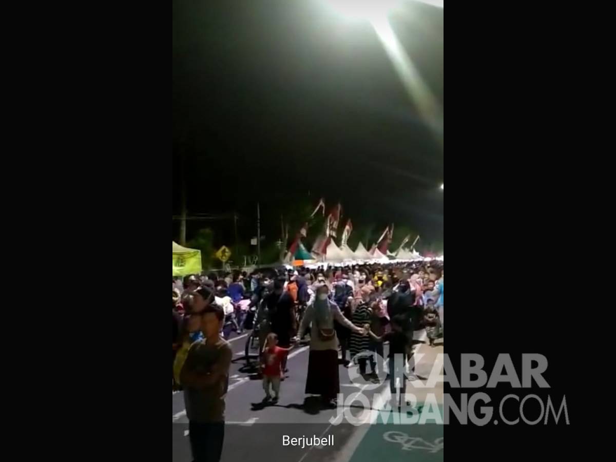 Tangkapan layar kerumunan pengunjung di car free night Jalan Wahid Hasyim Jombang.