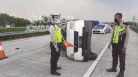 Polantas mengatur lalulintas saat kecelakaan pikap terguling di tol Jombang-Mojokerto, Sabtu (18/12/2021).