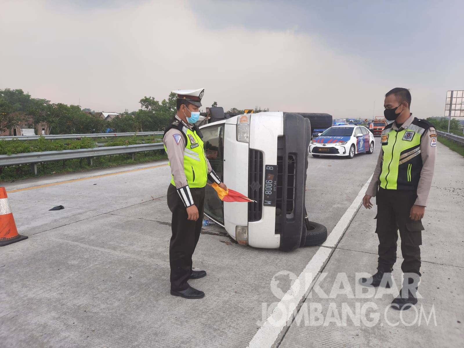 Polantas mengatur lalulintas saat kecelakaan pikap terguling di tol Jombang-Mojokerto, Sabtu (18/12/2021).