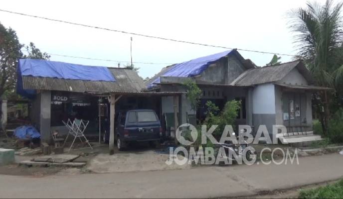 Rumah korban bencana puting beliung di Desa Kedunglumpang, Kecamatan Mojoagung, Jombang masih ditutupi terpal belum ada bantuan perbaikan.